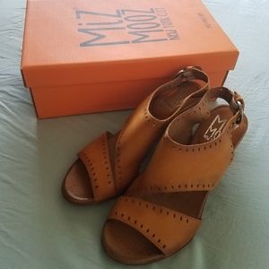 Miz Mooz NYC. Heel
